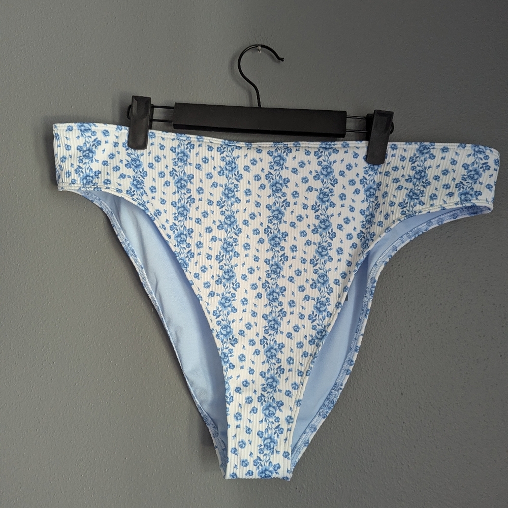Hollister white and blue floral bikini bottoms size XXL. NWT.
